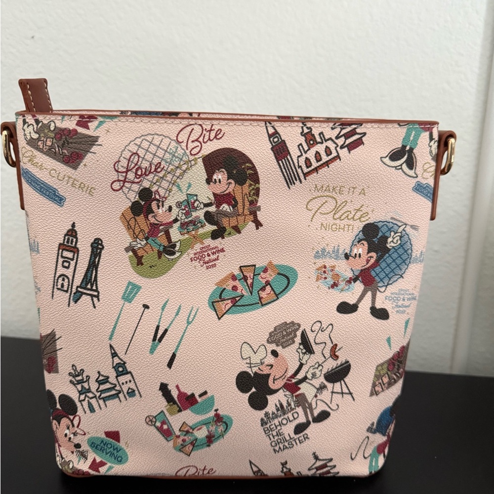 Disney Dooney&Bourke Women's crossbody. Food & wine print. New.